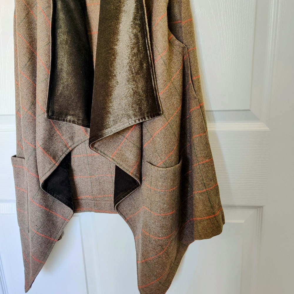 Hem & Thread Vest - Picture 2 of 5